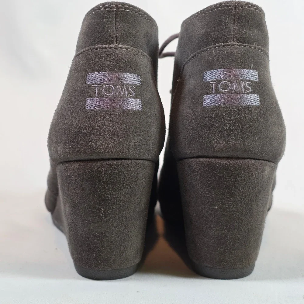 TOMS Desert Wedge Booties Womens 8 Dark Grey Suede‎ Lace Up Ankle Boots